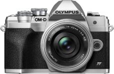 Olympus OM-D E-M10 Mark IV Systemkamera mit 14–42mm Pancake-Objektiv für 599 Euro