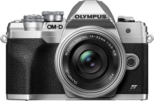 Olympus OM-D E-M10 Mark IV Systemkamera mit 14–42mm Pancake-Objektiv für 599 Euro
