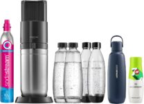 SodaStream DUO Wassersprudler mit CO2-Zylinder, 5 Flaschen & 7UP Zero Sirup für 129,99 Euro