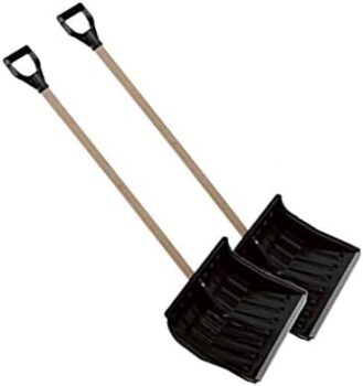 2er-Set Schneeschaufel / Schneeschieber mit Holzstiel für 18,40 Euro
