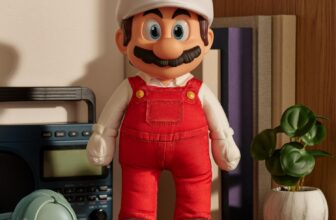„Super Mario Galaxy”-Film: Bewegliches „Fire Mario”-Plüschtier für 26,70 Euro