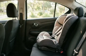 Leerer Kleinkind-Autositz auf der Rückbank eines Autos