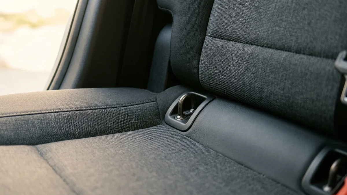 Isofix-Verankerung an der Rückbank eines Autos